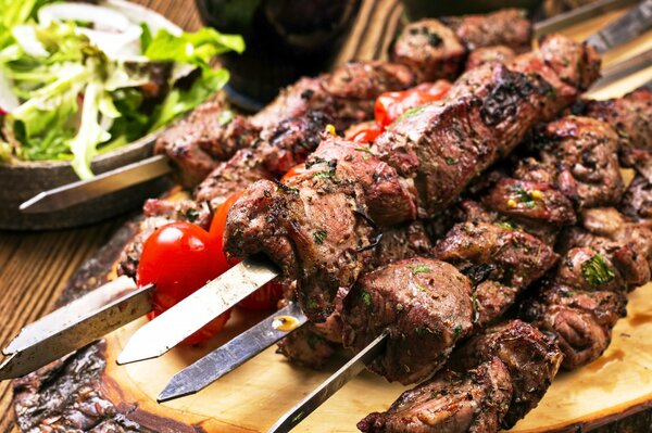 Shish kebab toujours délicieux avec des tomates