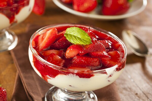 Dessert Erdbeeren mit Sahne