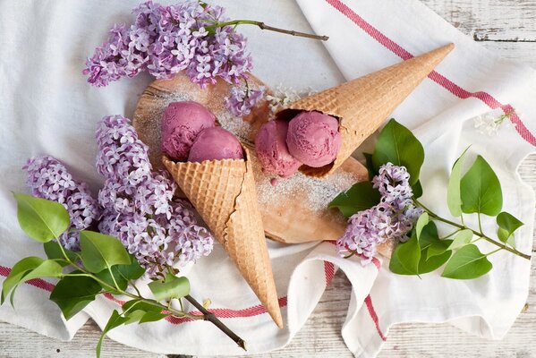 Fleurs de lilas sur des serviettes avec de la crème glacée