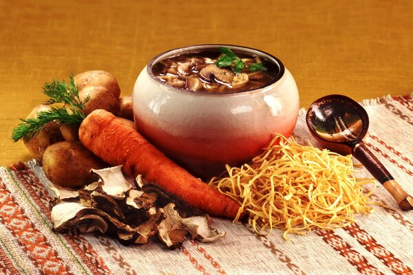 Soupe aux champignons dans un pot avec des pommes de terre et des carottes