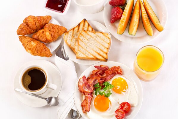 Gesundes Frühstück. Ein leckeres Frühstück Tapete für eine Person. Essen auf weißem Hintergrund