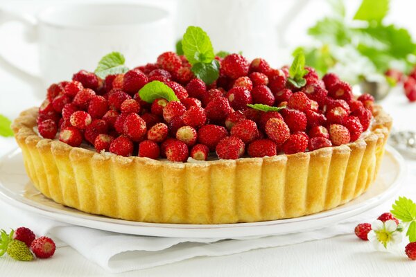 Cake decorated with strawberries and strawberries