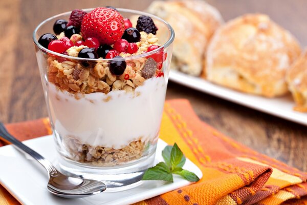 Desayuno saludable en un vaso transparente