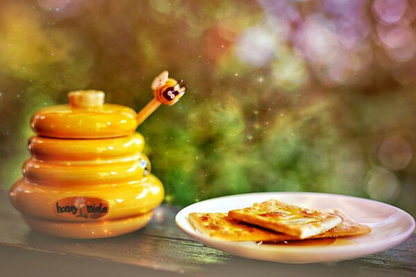 Cookies with honey are on the plate