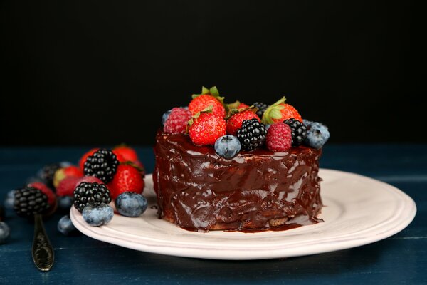 Desserts sucrés. Gâteaux, gâteaux au chocolat, décorés de baies