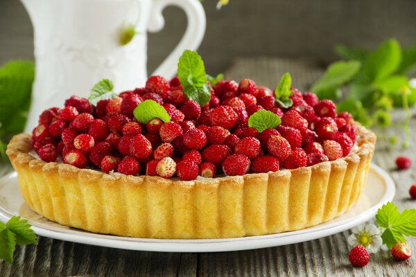 Strawberry mint pie. Delicious wallpaper with berry pie. Wallpaper with pastries