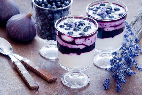 Délicieux smoothie aux myrtilles dans un verre