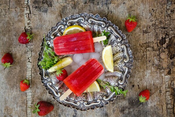 Gelato alla fragola su un piatto