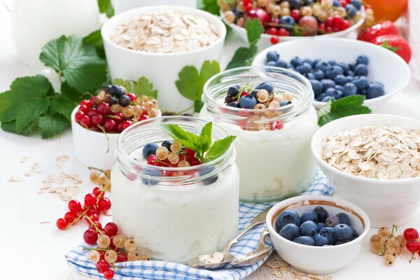 Desayuno perfecto. Muesli con arándanos y grosellas