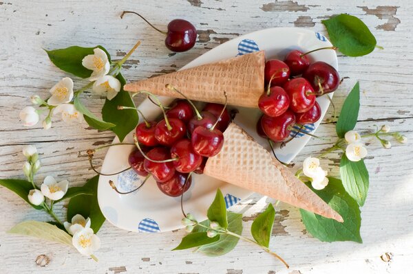 Zwei Hörner mit Süßkirschen und Jasminblüten