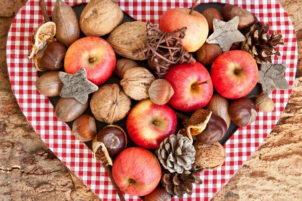 Fruits et châtaignes sur une assiette. Automne