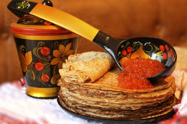 Belle nature morte avec des crêpes et du caviar pour le carnaval