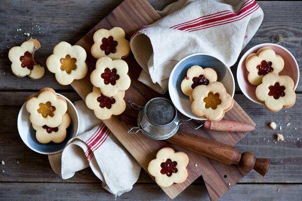 Curly cookies with a strainer are lying on a towel