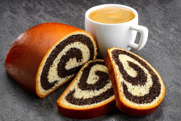 Tasse Kaffee mit Kuchenbacken