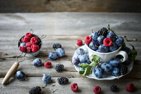 Prunes, framboises, mûres sur la table