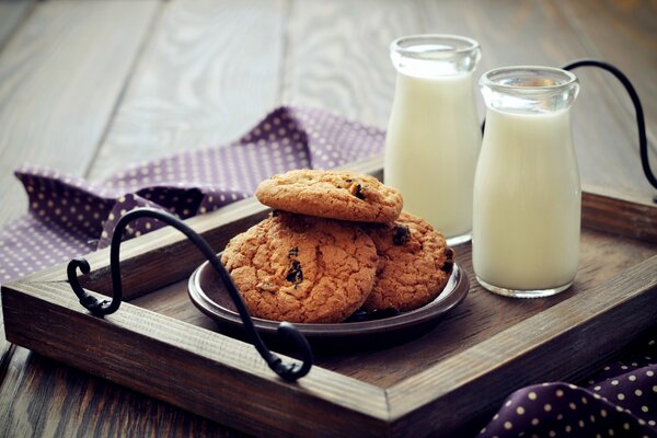 Biscuits à l avoine sur un plateau de lait