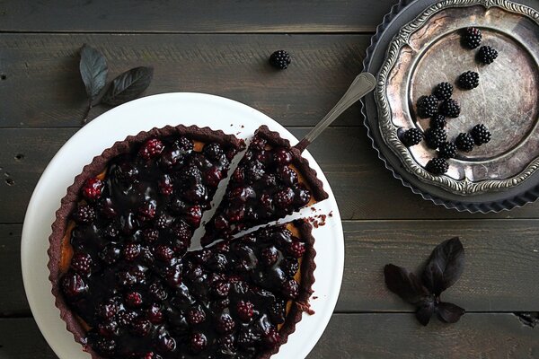 Pastel de mora, rebanada en un plato