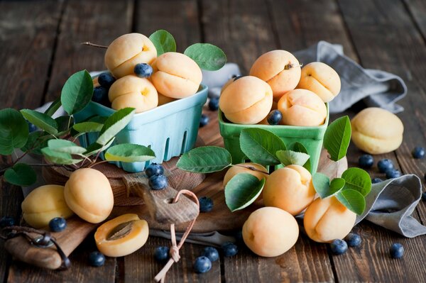 Abricots et bleuets sur la table