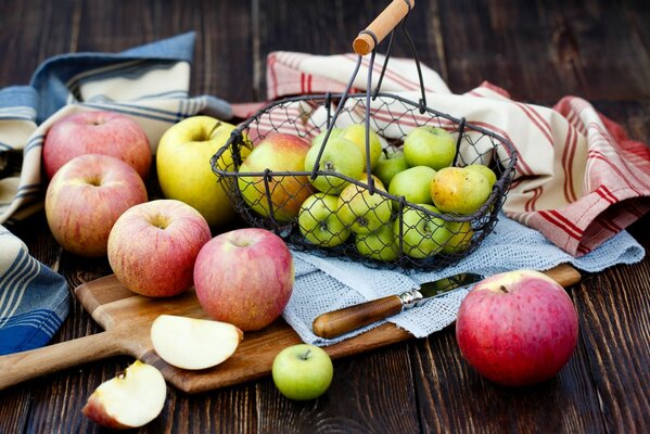 Natura morta con mele su un tagliere