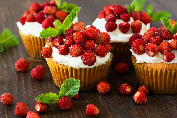 Bellissimi cupcakes con fragole e crema