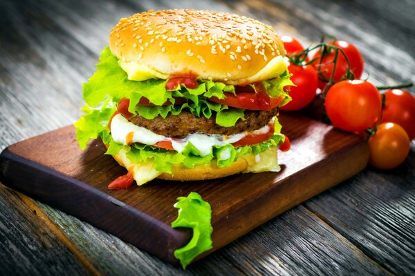 Saftiger Burger mit Schnitzel, Tomaten und Soße