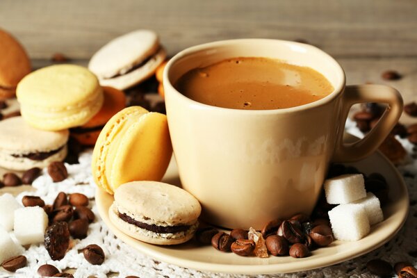 Breikaffee mit Pasta-Dessert, Raffinade und Kaffeebohnen