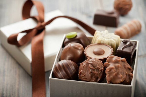 Chocolates en Caja con cinta marrón