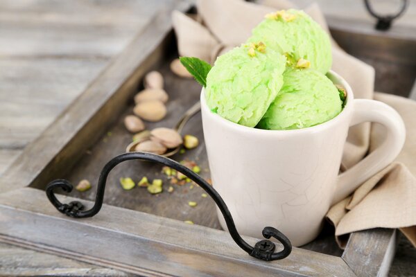 Dessert in una tazza di gelato al pistacchio