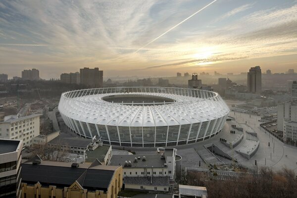 Stadion Kijowa na tle pięknego świtu