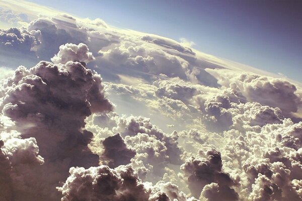 Flauschige Wolken am Himmel