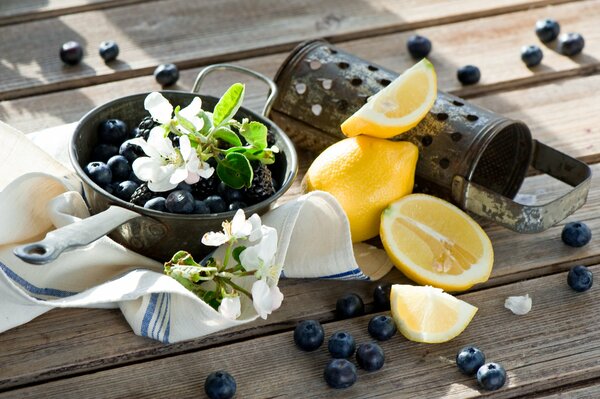 Nature morte de myrtilles et de citron sur la table