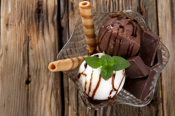 Eis mit Schokolade und Waffelröhrchen