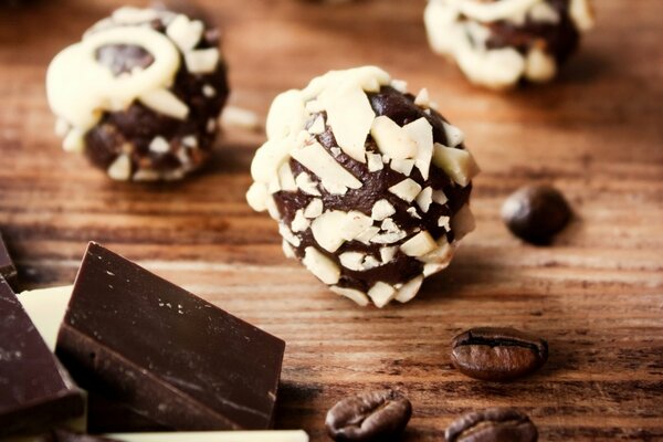 Caramelle dolci al cioccolato fondente cosparse di cioccolato bianco