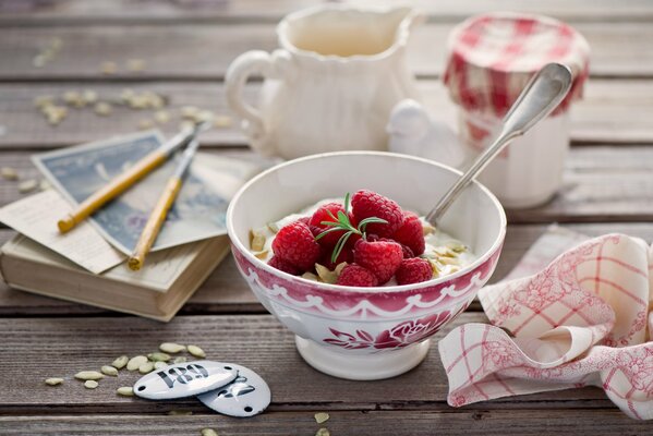 Teller mit Quark mit Himbeeren verziert