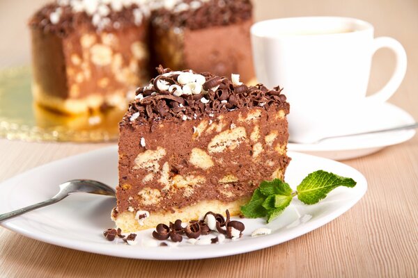 Tranche de gâteau au chocolat sur une soucoupe pour le thé