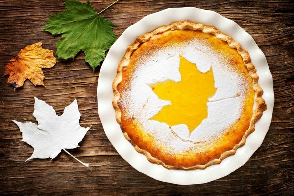 Herbstkuchen mit einem schönen Blattmuster