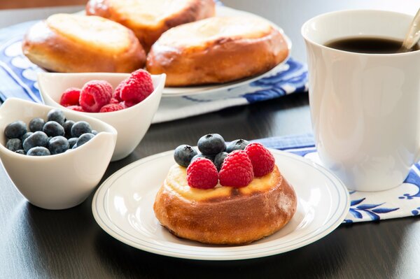 Tarta de queso con arándanos y frambuesas para el Desayuno