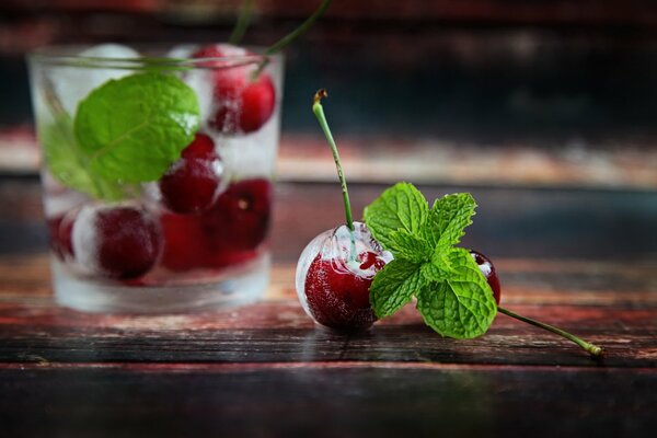 Cocktail mit Kirschen, Minze und Eis