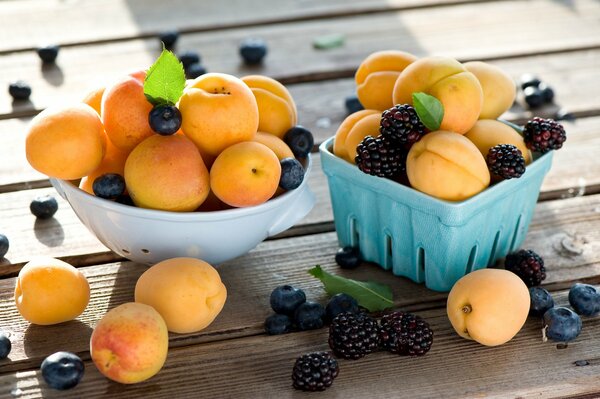 Non c è niente di più gustoso di frutta fresca e bacche a colazione