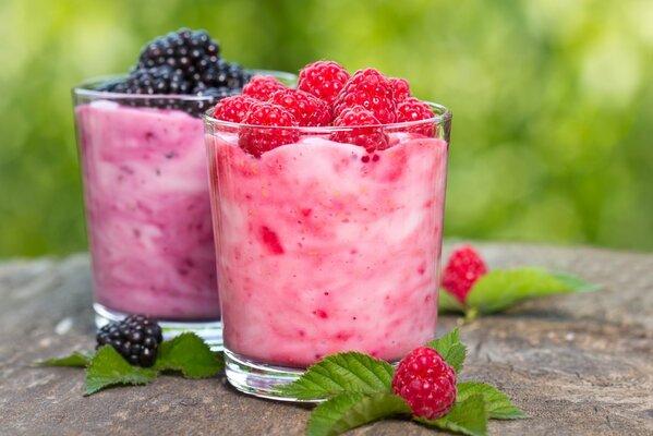 Milchshakes aus Himbeeren und Brombeeren