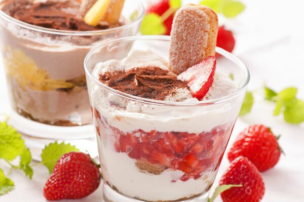 Tiramisu-Kuchen mit Erdbeeren und Schokolade