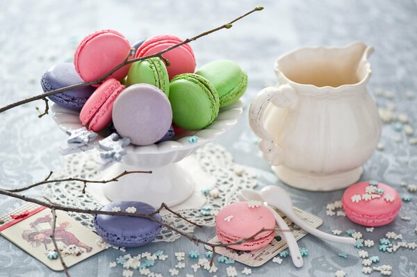 Pâtes colorées dessert dans un vase