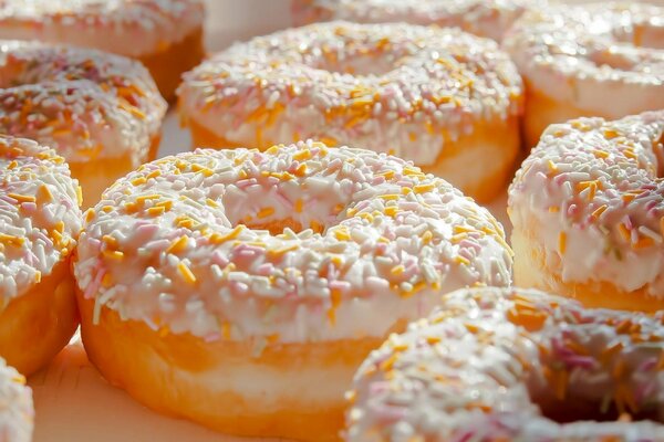 Foto von frisch gebackenen Donuts in farbiger Streuung