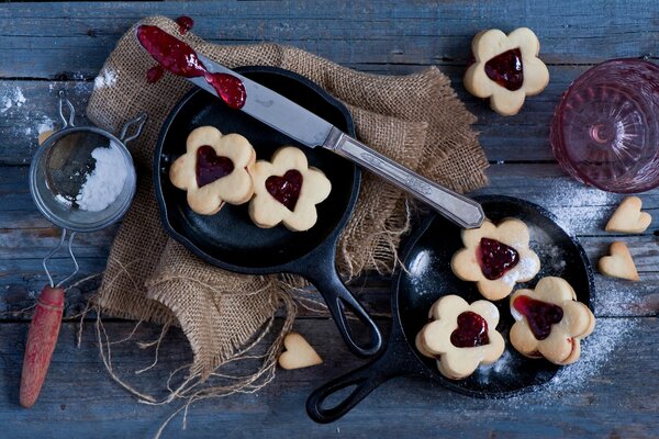 Galletas de corazón y mermelada de bayas