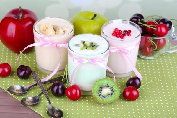 Postre de frutas. Vasos de postre