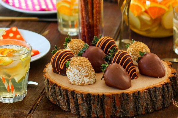 Chocolate-covered strawberries and lemonade