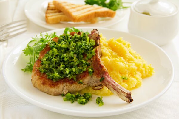 Steak auf dem Knochen mit Kartoffelpüree