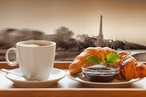 Caffè mattutino con croissant fresco