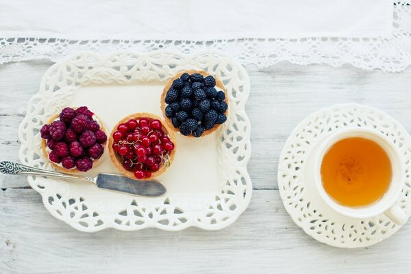 Tè con tartellette ai frutti di bosco