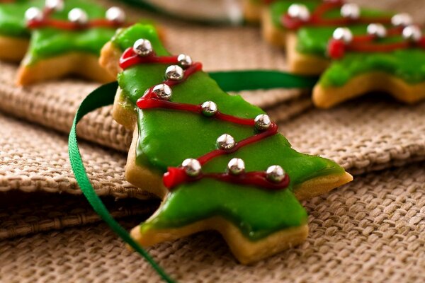 Natale, biscotti a spina di pesce con decorazione